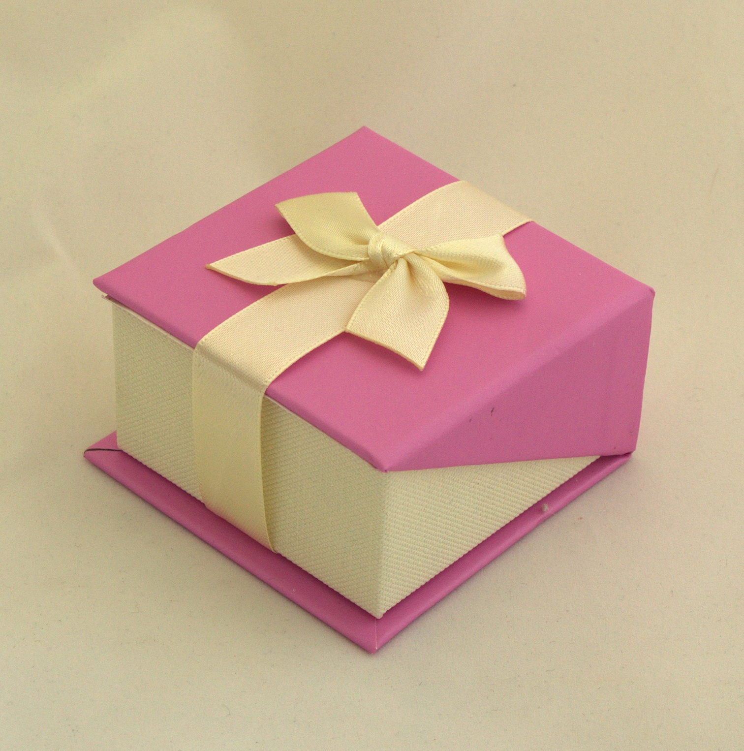 Изящная коробочка идеально подходит для кулона. Бант на магните.
<p>
Четыре цвета: белый, голубой, розовый, шоколадный.
<p>
размер: 6,8см х 7см, высота 4 см